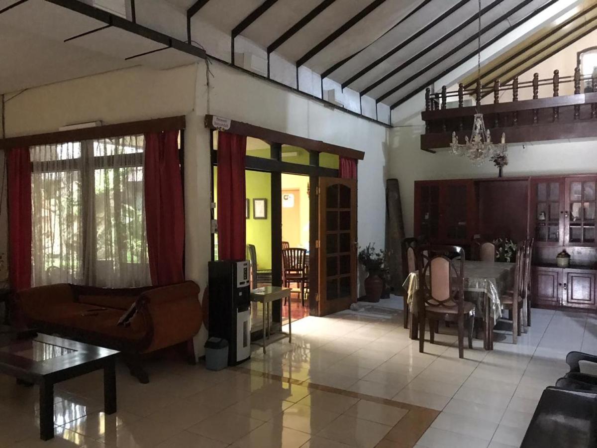 Villa & Guest House Batu Indah Экстерьер фото